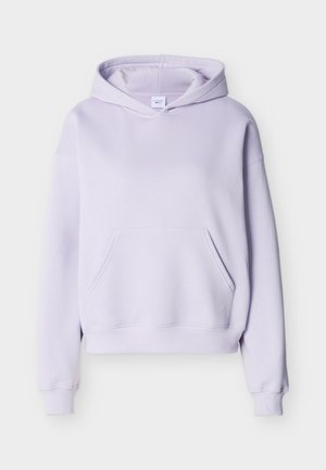 Lichtpaarse pullover met capuchon en kangoeroezak, geribbelde manchetten en zoom, weergegeven op een lichte effen achtergrond.