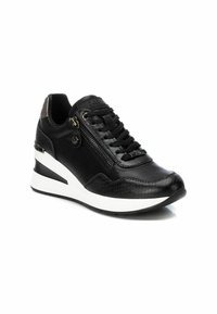 Sneaker wedge in pelle nera con lacci, cerniera laterale, dettagli testurizzati e suola bianca.