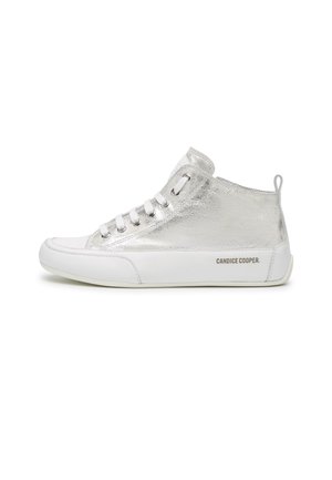 Baskets montantes en cuir métallisé argenté avec lacets et semelle blanches, avec le texte « Candice Cooper » sur le côté.