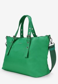 Bolso sintético verde con asas dobles, correa de hombro ajustable, herrajes plateados y tachuelas decorativas en la parte delantera.