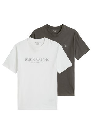 Due magliette semplici a maniche corte con scollo tondo, una bianca e una grigio scuro, con la scritta "Marc O’Polo EST. IN STOCKHOLM" stampata sul davanti.
