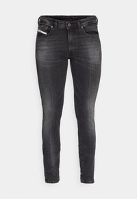 Jeans ajustados en denim gris oscuro, con bolsillos frontales, un ligero desgastado y pasadores para cinturón, además de un cierre clásico de botón metálico.