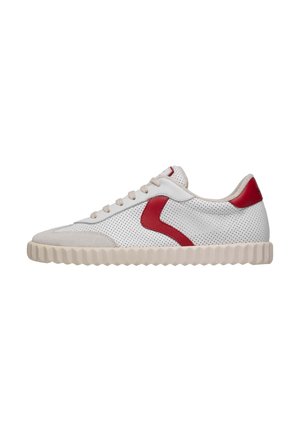 Baskets avec une tige en cuir perforé blanc, des accents en suède rouge et une semelle en caoutchouc texturé beige. Comprend des lacets plats et un design à bout rond.