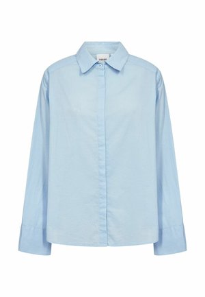 Chemise à manches longues bleu clair avec col classique et patte de boutonnage dissimulée, présentée sur un fond blanc.