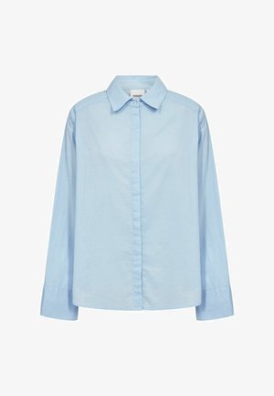 Chemise à manches longues bleu clair avec col classique et patte de boutonnage dissimulée, présentée sur un fond blanc.