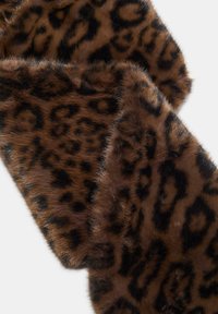 Umělá kožešina v leopardím vzoru, se soft touch textura v odstínech hnědé a černé, s výraznými velkými a malými skvrnami.