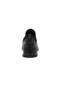 Scarpe sportive nere con tomaia a textura, suola ammortizzata e un'etichetta sul retro. Design snello e leggero.