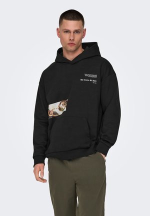 Sudadera negra con bolsillo tipo canguro, que presenta un panel impreso con la obra "La Creación de Adán" y gráficos de texto en blanco en el pecho.