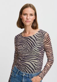 Langærmet top i gennemsigtig, letvægtsstof med en beige bundfarve og sorte tigerstriber. Rund halsudskæring og tætsiddende design.