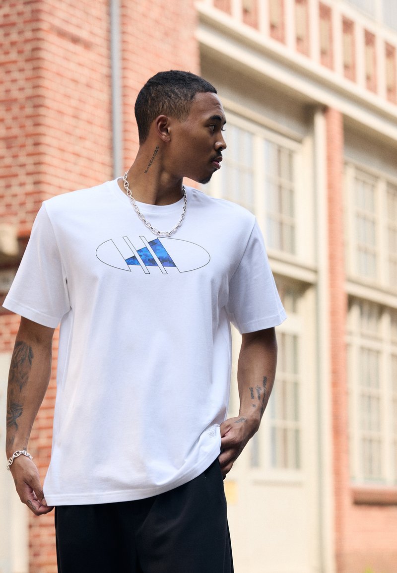 adidas Performance LOGO TEE - Trükipildiga T-särk - white