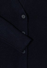 Marineblauer Strickcardigan mit V-Ausschnitt, der ein strukturiertes Muster, lange Ärmel und fünf schwarze Knöpfe entlang der Frontleiste aufweist.