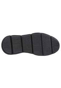 Suela de zapato de goma negra con un patrón texturizado en zigzag, dividida en cinco secciones distintas con bordes redondeados para agarre y flexibilidad.