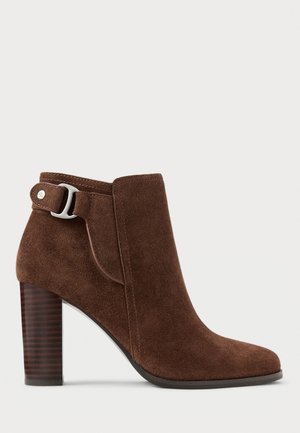 Stivaletto in suede marrone con tacco a blocco, caratterizzato da un'accattivante fibbia laterale e una superficie liscia.