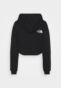 Černá krátká mikina s kapucí z měkké látky, vybavená velkou kapucí, dlouhými rukávy a bílým logem na zádech.