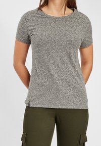 Šedé tričko s krátkým rukávem vyrobené z měkké látky s kulatým výstřihem, s jemným melírováním a označením loga na spodním lemu.