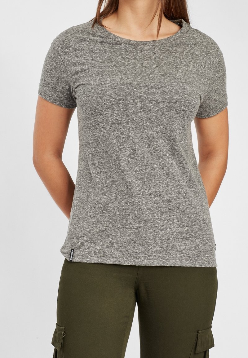 Šedé tričko s krátkým rukávem vyrobené z měkké látky s kulatým výstřihem, s jemným melírováním a označením loga na spodním lemu.