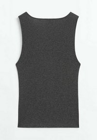 Top in maglia a coste grigio scuro con spalline larghe e scollatura rotonda, caratterizzato da una silhouette aderente e una consistenza liscia.