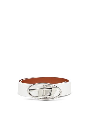 Biały skórzany pasek z dużą srebrną owalną klamrą z geometrycznym wzorem wycięć, prezentowany na białym tle.