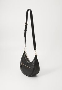 Borsa a spalla in pelle nera con forma curva, tracolla regolabile, acceso in catena e tasca frontale con zip per lo stoccaggio.
