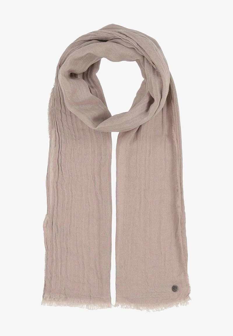 Écharpe en tissu doux beige clair avec de fines rayures texturées, bouclée de manière lâche, avec une petite étiquette ronde en métal portant le logo à une extrémité.