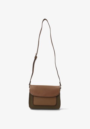 Bolso bandolera con tapa superior de cuero marrón y cuerpo texturizado verde. Correa ajustable y detalles cosidos. Forma rectangular, tamaño mediano.