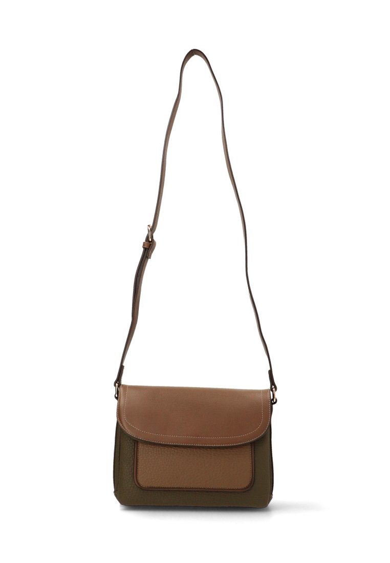 Bolso bandolera con tapa superior de cuero marrón y cuerpo texturizado verde. Correa ajustable y detalles cosidos. Forma rectangular, tamaño mediano.