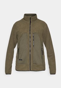 Olivgrüne Fleecejacke mit hohem Kragen, strukturiertem Stoff, zwei Reißverschlusstaschen und kontrastierendem Paneeldesign auf der Vorderseite.