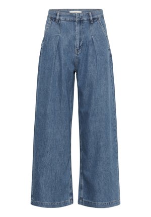 Modre široke kavbojke visokega pasu z naborki spredaj, stranskimi žepi in zankami za pas, prikazane na belem ozadju.