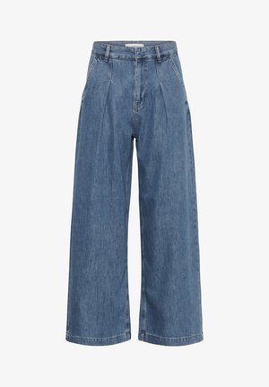 Modre široke kavbojke visokega pasu z naborki spredaj, stranskimi žepi in zankami za pas, prikazane na belem ozadju.