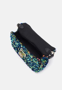 Borsa a tracolla con paillettes blu, verdi e multicolori. Rivestimento in tessuto nero con una chiusura in metallo dorato e tracolla regolabile. Design con apertura superiore.