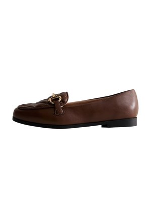 Mocassins en cuir marron avec un design matelassé, un bout rond et un petit talon noir. Décorés d'une boucle et d'accents dorés.