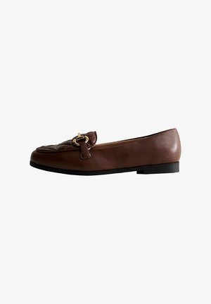 Mocassins en cuir marron avec un design matelassé, un bout rond et un petit talon noir. Décorés d'une boucle et d'accents dorés.