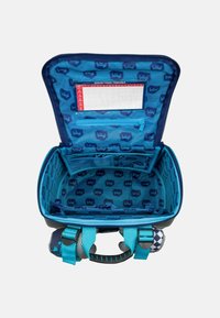 Zaino per bambini blu con base grigia testurizzata. L'interno presenta una fodera blu con motivo, strap elastici e una tasca per l'orario.
