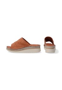 Bruine leren instapsandalen met een gathered ontwerp, geweven jute tussenzool en een comfortabele beige zool. Zij- en achteraanzichten zijn getoond.