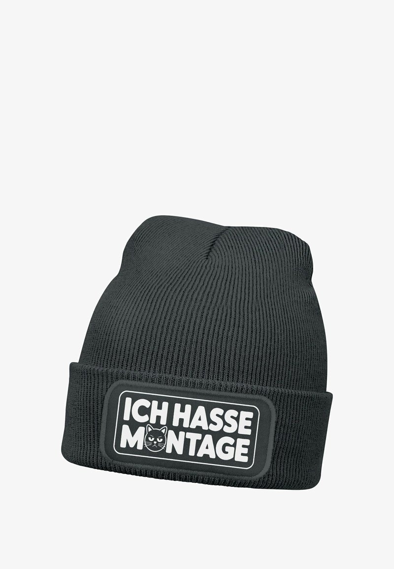 Schwarze gestrickte Beanie mit umgeschlagenem Bund, der einen Aufnäher zeigt mit der Aufschrift "ICH HASSE MONTAGE" und einer weißen Katzen-Grafik.