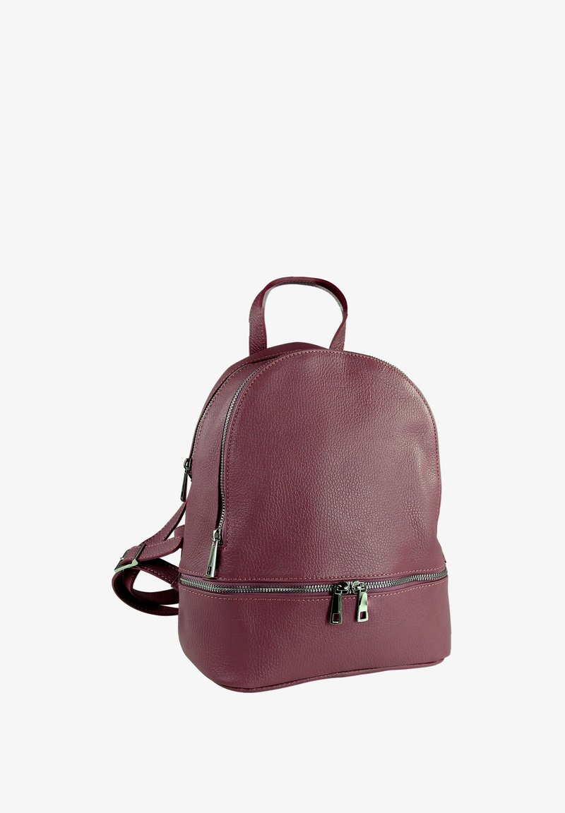 Lila leren rugzak met een ronde vorm, twee ritscompartimenten en verstelbare schouderbanden. Voorzien van zilverkleurige hardware en een gestructureerd oppervlak.