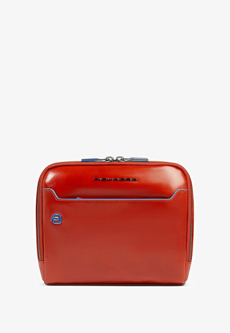 Rode leren tas met een gladde textuur, voorzien van blauwe accenten en een voorvak. Ritssluiting en logo zichtbaar aan de voorkant.