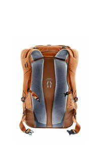 Mochila de senderismo marrón con correas de hombro grises acolchadas, hebillas ajustables y sistema de ventilación "deuter AIRSTRIPES" en el panel trasero.
