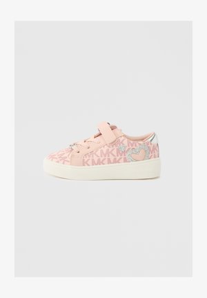 Baskets basses roses avec semelle blanche, patchs en forme de cœur pailleté, motif "MK", lacets et fermeture à bande velcro unique.