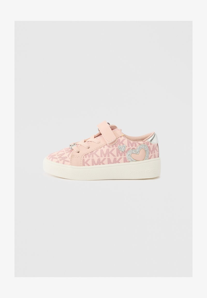 Rozā zemā sporta apavi ar baltu zoli, mirdzošām sirds aplikācijām, "MK" rakstu, mežģīņu sasiešanu un vienu Velcro siksniņu aizdari.