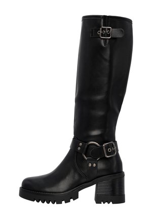 Bota negra de cuero suave hasta la rodilla, con una correa con un acento circular y hebilla, tacón texturizado y suela resistente.