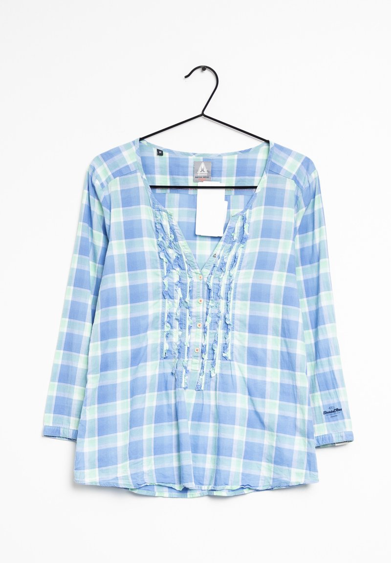 Camicia a maniche lunghe a quadri in azzurro chiaro e verde, con scollo a V, fronte arricciato e dettagli con bottoni. Il materiale sembra leggero.
