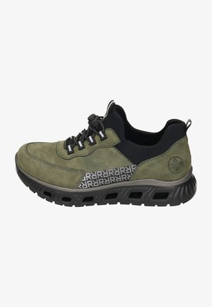 Sneaker verde in pelle scamosciata e rete nera con accenti testurizzati, suola circolare e sistema di lacci elasticizzati per una facile regolazione.