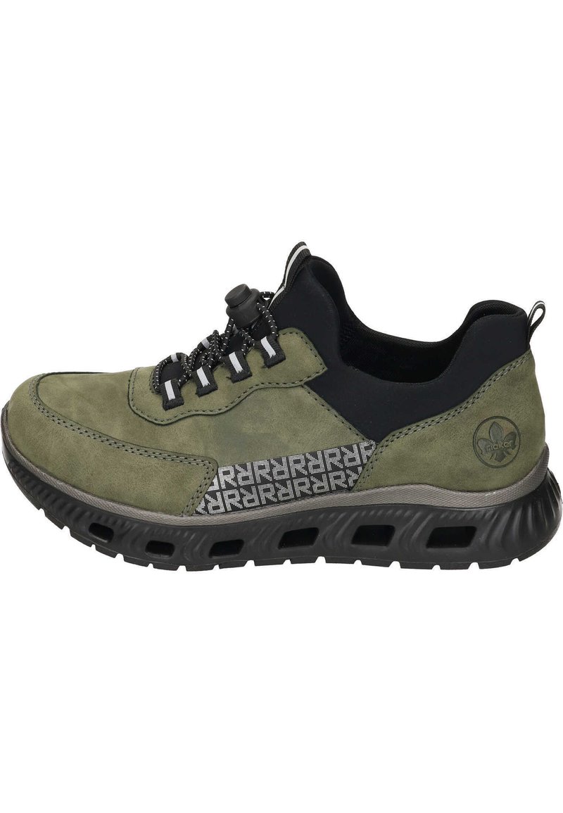 Baskets en daim vert et en maille noire avec des accents texturés, semelle circulaire et système de lacets élastiques pour un ajustement facile.