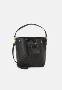 Borsa a secchiello con motivo a quadri scuri, realizzata in pelle sintetica testurizzata. Presenta una tracolla nera e dettagli in metallo dorato.