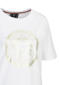Witte katoenen t-shirt met een gouden leeuwengrafiek en cirkelontwerp. Bevat een zwart-rode accent bij de halslijn. Korte mouwen, normale pasvorm.