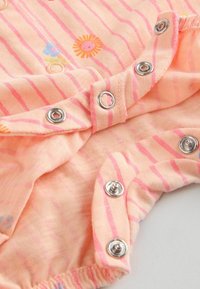 Baumwollener, rosa gestreifter Bodysuit mit floralem Muster, ausgestattet mit silbernen Druckknöpfen und elastischen Säumen für einen sicheren Sitz.