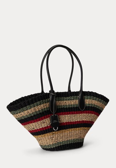 Πλεκτή τσάντα ώμου από άχυρο με οριζόντιες ρίγες σε μαύρο, μπεζ, κόκκινο και πράσινο, μαύρες δερμάτινες λαβές και μικρό κρεμαστό μαύρο δερμάτινο ταμπελάκι.