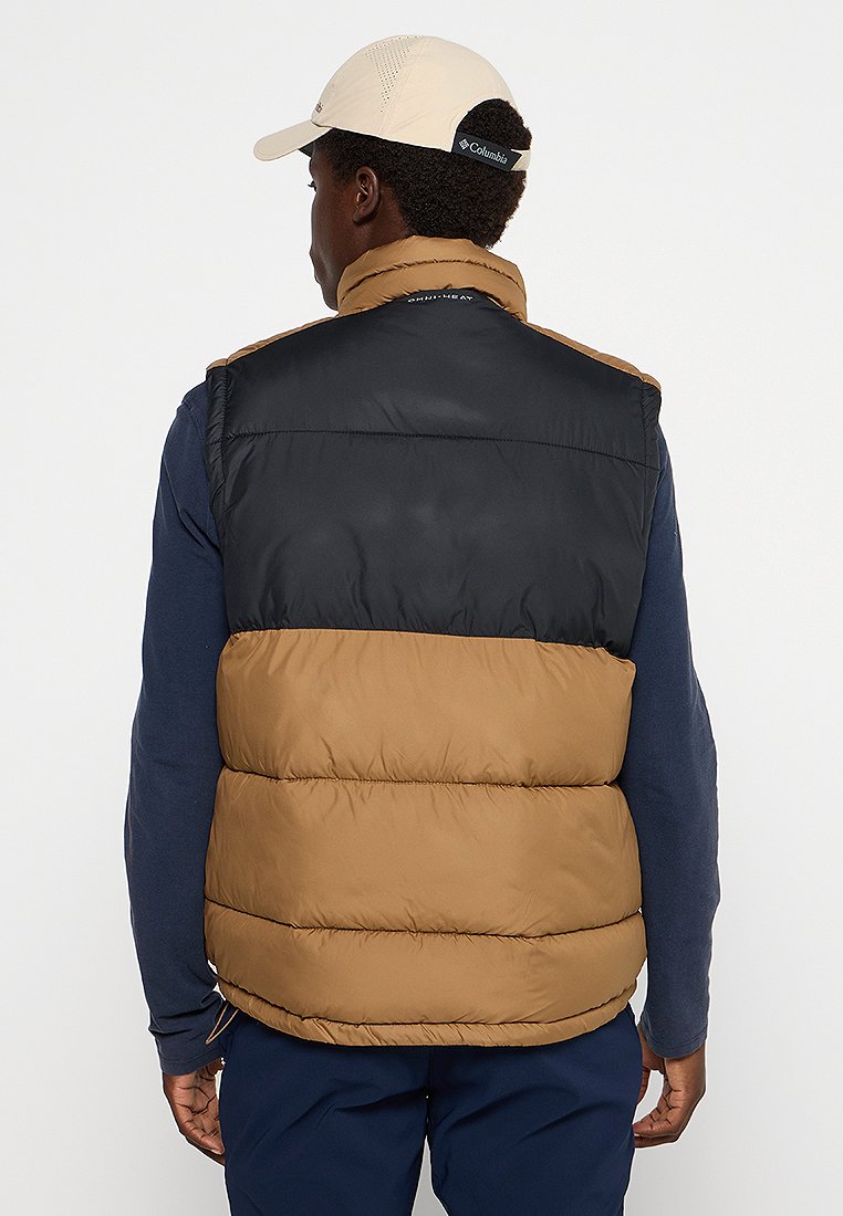 Kamizelka z wypełnieniem, z czarną górną częścią i beżowym dolnym fragmentem. Wykonana z lekkiego materiału, z zamkiem błyskawicznym i wysokim kołnierzem.