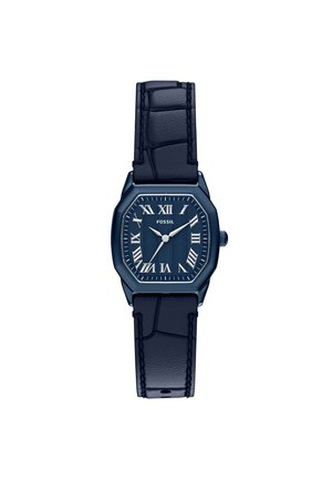 Rektangulært mørkeblåt Fossil armbåndsur med romertal, tekstureret urskive, sølvfarvede visere og sort læderrem med syning.